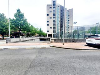 Aparcament cotxe a Azkue Kalea