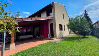 Casa pareada  Barrio penilla. Chalet pareado de esquina con jardín privado y parking en la pen