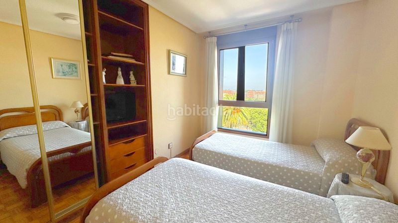 Foto b0e43df9-6754-4914-a9d5-b3c210754020. Pis amb calefacció aparcament a Los Castros Santander
