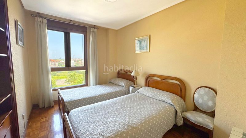 Foto d445de83-099f-4fa6-bdf4-7a3efbdd0c00. Pis amb calefacció aparcament a Los Castros Santander