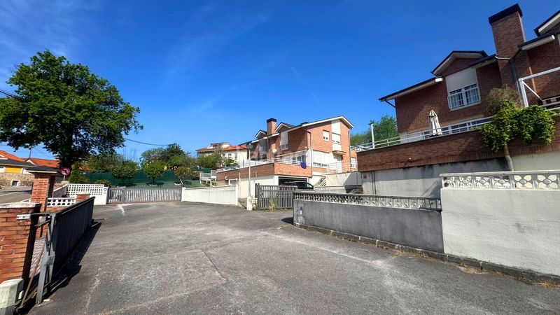 Foto 83acbcdb-9874-4a3a-a877-fddf3e725f94. Maison jumelée dans barrio romanzanedo 2 dans Revilla Camargo