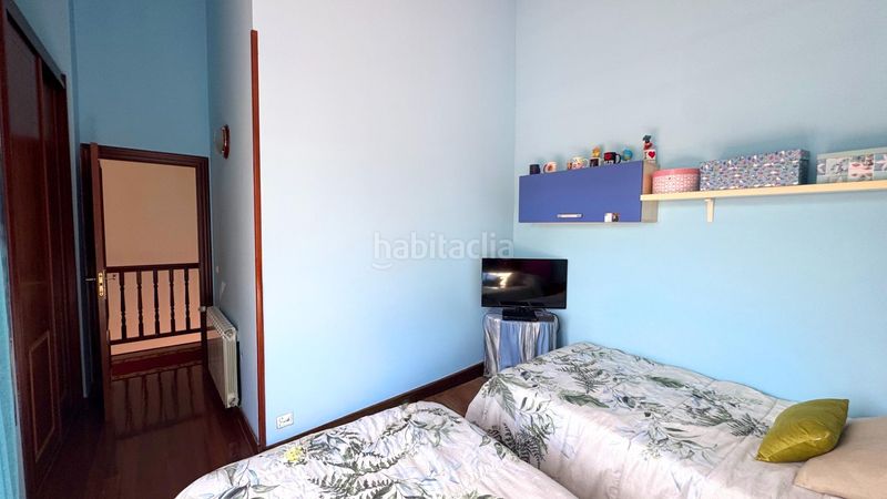 Foto fc511c22-ae3c-40e0-892f-e4959cc70775. Maison jumelée dans barrio romanzanedo 2 dans Revilla Camargo