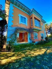 Chalet  Calle pablo garnica. Seorial chalet individual con terreno  en torrelavega