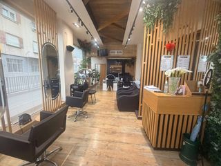 Traspàs Local Comercial  Avenida de joaquin fernandez vallejo. Impresionante salon de peluqueria y estetica en traspaso