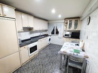 Etagenwohnung  Bizkaia kalea 62. Gestión inmobiliaria barakaldo vende piso amplio con ascensor a