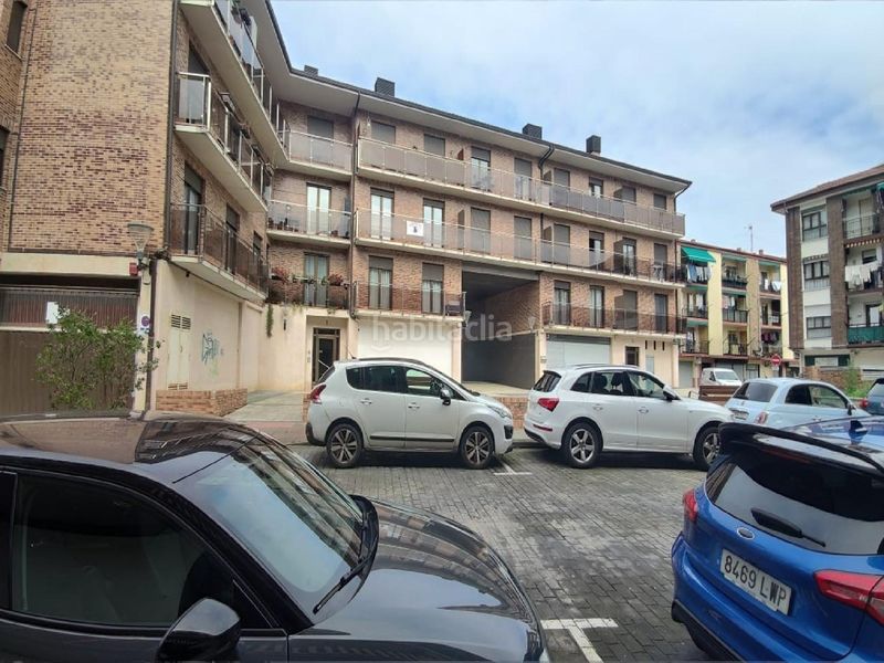 Foto f51043f7-7825-48b3-aec5-f216350d9eab. Aparcament cotxe a Astigarraga