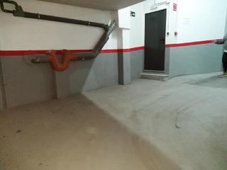 Aparcament cotxe a Centre. Lluis vives