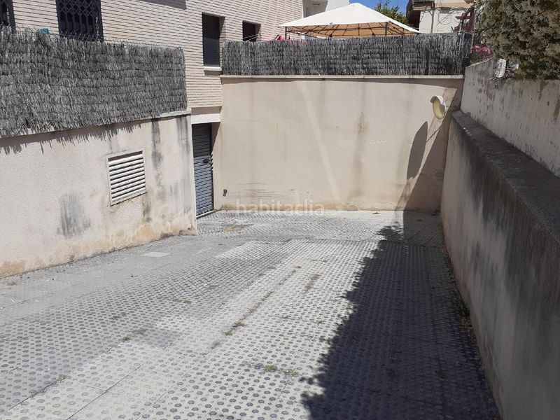 Foto c3c3a8f7-3e7e-4157-b84a-5d5ff1368f54. Aparcament cotxe a Roda de Barà