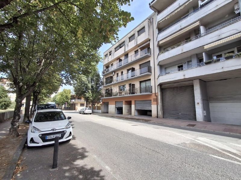 Foto 6530216b-d75d-47dc-980f-52e6e5f18de6. Aparcament cotxe a Olot