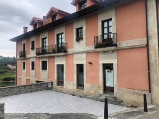 Aparcament cotxe a San Vicente de la Barquera. Calta