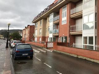 Aparcament cotxe a Bárcena de Cicero. At n634 santanderbilbao barcena de cicero cantabria