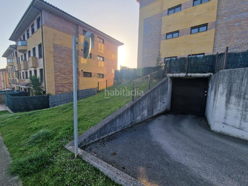 Foto cab67aad-6c9f-42b1-9a7d-7554b2971995. Aparcament cotxe a Llanera