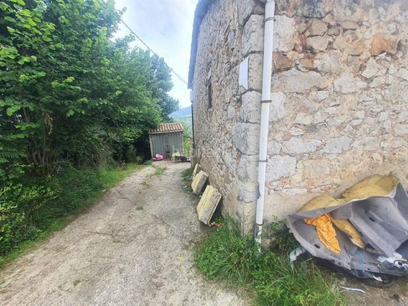 Foto a0513a92-c5ad-4622-b572-5fa431bafd52. Casa amb aparcament a Bimenes
