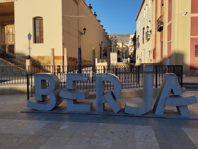 Foto bfc5eb39-6ff4-4f42-bde2-b54075369a38. Piso cl agua en Berja