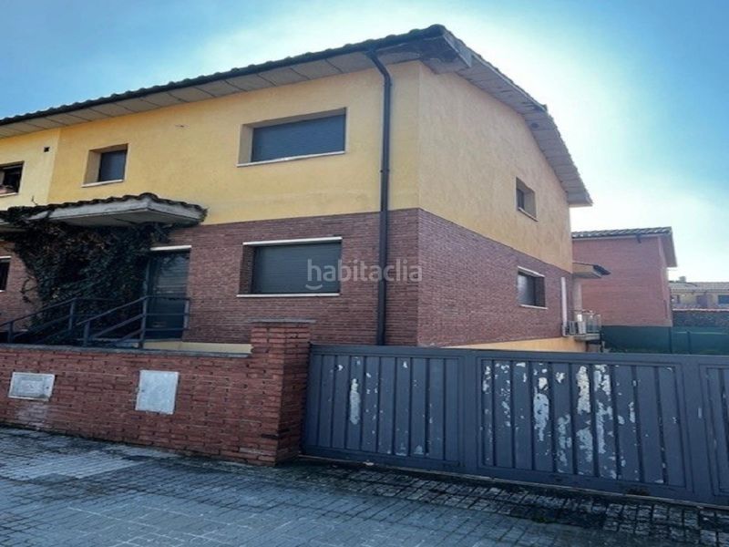 Foto 0d60e1b6-2245-492a-b37d-fe17fc2035a4. Casa aparellada amb aparcament a Masies de Roda (Les)
