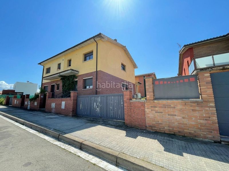 Foto 69aa793d-078f-4bb9-83c6-918737511b9d. Casa aparellada amb aparcament a Roda de Ter