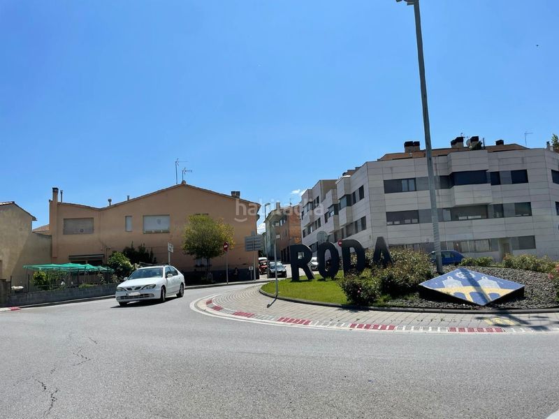 Foto 881365a0-af8d-41ca-8f00-e11064231796. Casa aparellada amb aparcament a Roda de Ter