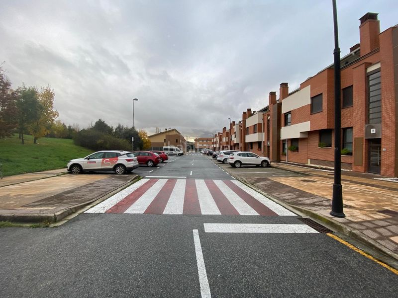 Foto 4c2c7af0-80bc-4785-84d7-5874d0e237a9. Parking coche unidad ue4.4 en Valle de Elorz / Elortzibar