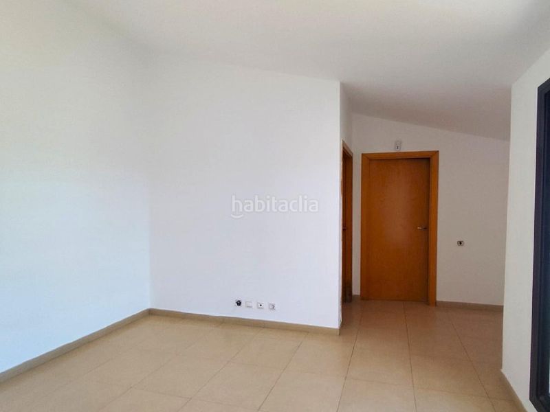 Foto c002e2c8-23fb-423b-9b3c-dc226e8d603d. Pis amb aparcament a Sils