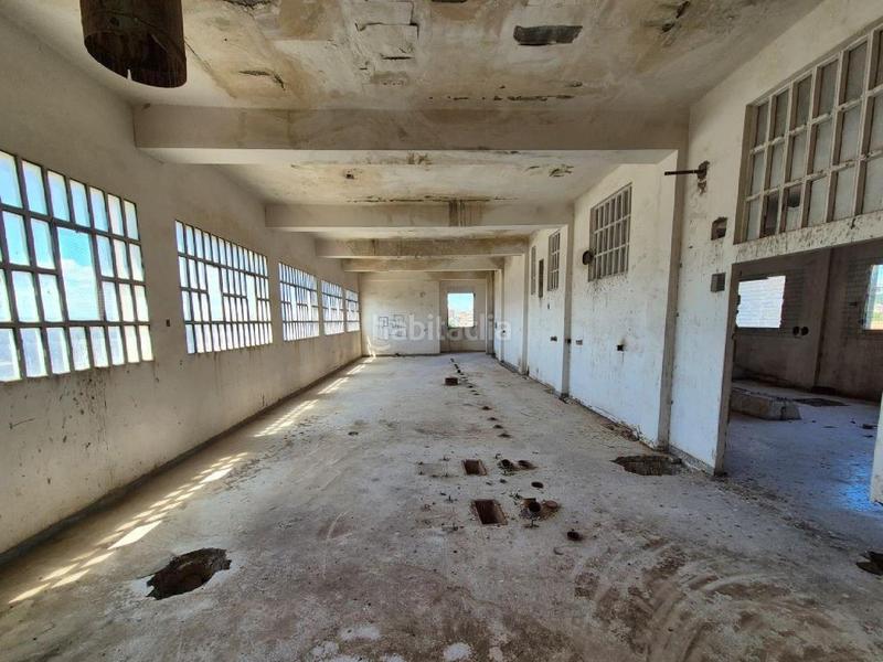 Foto b5ae0ac6-7434-40ef-a886-7dbe5e11d493. Fabrikhalle in Parque Goya Zaragoza