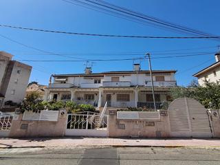 Casa aparellada a Cunit Residencial. Cl llevant 5