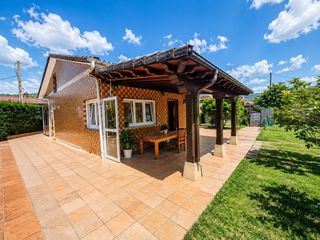 Casa a Corrales de Buelna (Los). Casa con terreno en el apeadero de lombera, los corrales