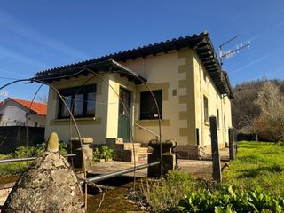Casa  Serna la - barrio elecha. Encanto a orillas del besaya amplia casa independiente con jardí