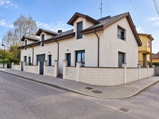 Casa adossada  Tanos - calle tanos. Chalet con jardín en tanos  torrelavega.