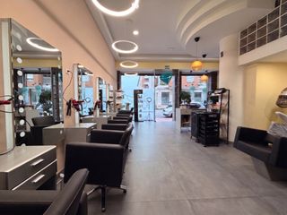 Local Comercial a Corrales de Buelna (Los). Negocio de peluquería en activo y totalmente equipado en los cor