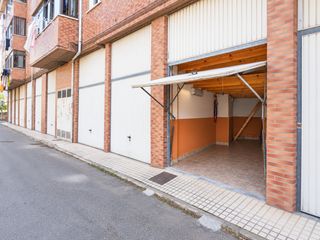 Lloguer Aparcament cotxe a Corrales de Buelna (Los). Garaje cerrado a pie de calle con altillotrastero  zona la rasil
