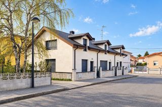 Casa aparellada  Tanos - bo tanos. Chalet pareado en tanos con orientación este, sur y oeste.