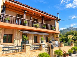 Casa adossada a Corrales de Buelna (Los). Casona montañesa reformada con jardín y balconada en barros