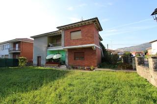 Casa a Calle mies de la hoya 19. Casa independiente con 550 m de jardín próxima al centro de los
