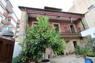 Casa a Calle hermanos salas 21. Casa con jardín en el centro urbano de los corrales de buelna.