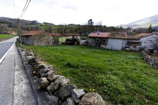Casa a San juan raicedo 33. Casa y parcela de terreno urbano en arenas de iguña cantabria.
