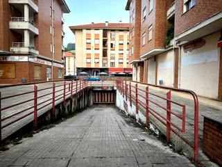 Aparcament cotxe a Aragon 2. Garaje para dos coches en el centro de los corrales de buelna