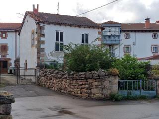 Casa en Soto 92. Casa campurriana con jardín en espinilla cantabria.
