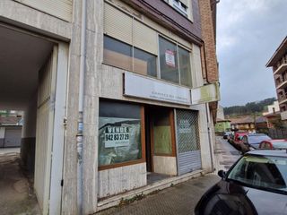 Business premise in Calle cl adolfo suarez 1 es:e pl:00 pt:02 39400 corrales. Local comercial de dos plantas en los corrales de buelna