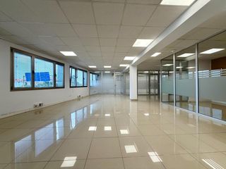 Rent Office space in Igollo. Bonita oficina lista para funcionar en centro empresarial