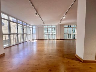Rent Office space in Puerto Chico. Oficina en santander, edificio de uso profesional.