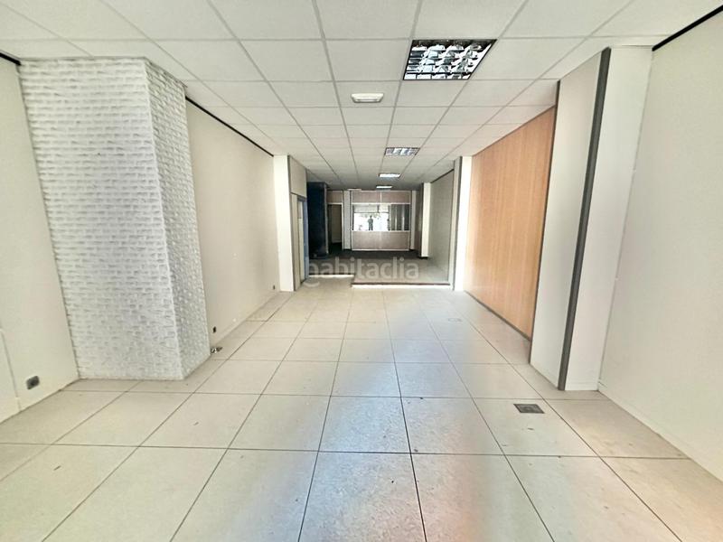 Foto b25c37f2-dab8-4d89-94d6-0b16a00f0a16. Alquiler local comercial se alquila amplio local en el centro en Santander