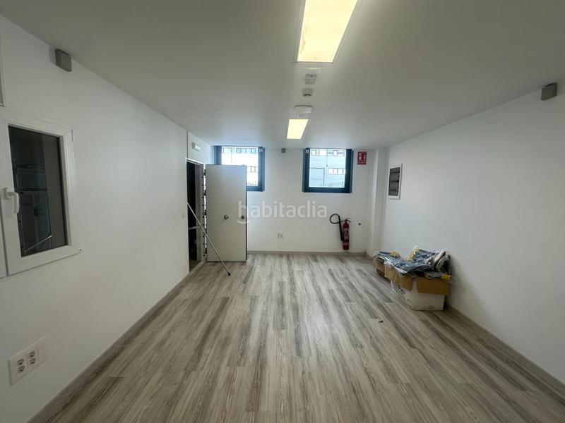 Foto 32d47cb6-c6b8-4870-a7e2-29568f85e5ba. Alquiler nave industrial alquiler de nave reformada con oficinas nuevas en Astillero (El)
