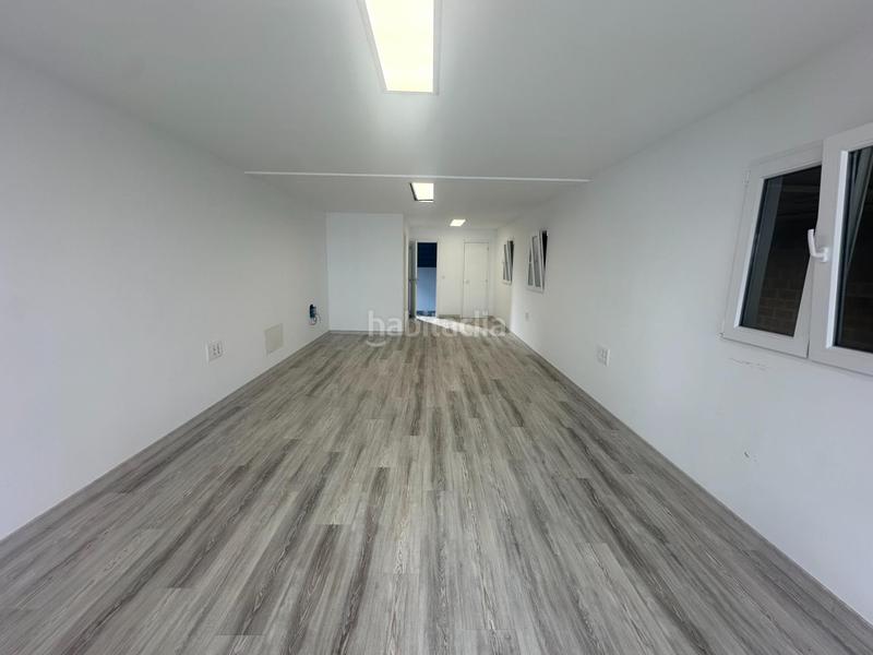 Foto a1153d9e-a9d6-485e-b626-9bb5ffd44295. Alquiler nave industrial alquiler de nave reformada con oficinas nuevas en Astillero (El)