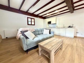 Location Rez-de-chaussée à Cudón. Apartamento en casa de piedra con jardín y wifi, para el curso e