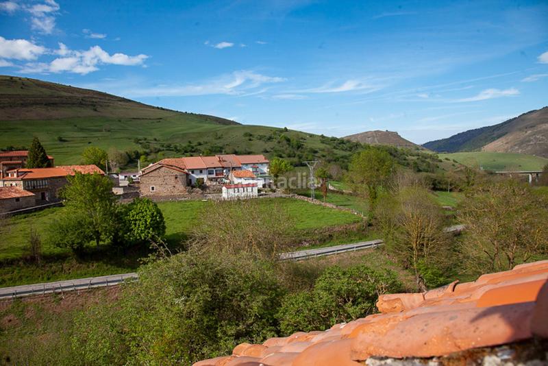 Foto 645a0a8c-818a-4dba-9872-448135a07d91. Casa bifamiliare in Santiurde de Reinosa