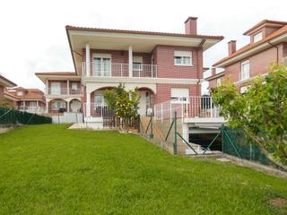 Xalet  N/a. Chalet individual con jardín de 318 m²