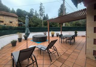 Xalet  Barrio salcedo. Chalet adosado en esquina con jardín de 218 m²