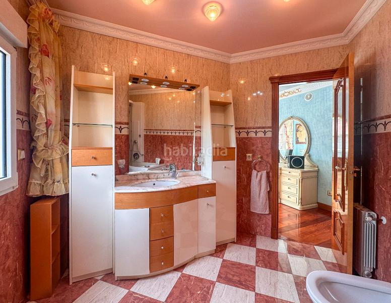 Foto 5a32fd34-1824-4a90-8004-54b6dc3069c9. Xalet amb xemeneia calefacció aparcament piscina a Santa Cruz de Bezana