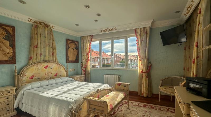 Foto be979b9e-718b-4d66-bccd-c5212f66404e. Xalet amb xemeneia calefacció aparcament piscina a Santa Cruz de Bezana