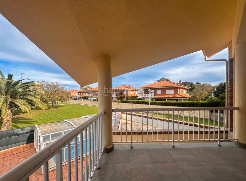 Foto ee93a945-1412-4ebd-a6e6-c8513ca7975c. Xalet amb xemeneia calefacció aparcament piscina a Santa Cruz de Bezana